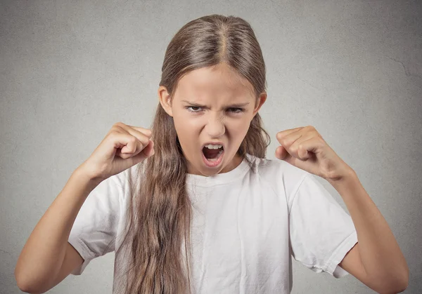 Злой ребенок, девочка-подросток, кричащие кулаки вверх — стоковое фото