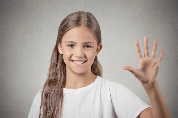 Chica haciendo cinco veces gesto signo con la mano —  Fotos de Stock