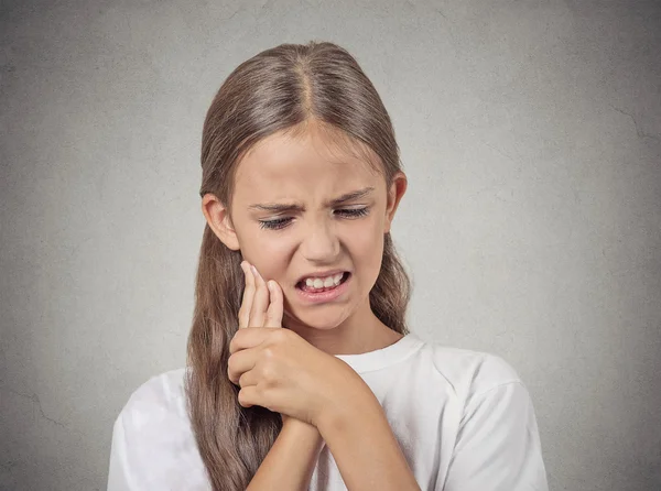 十几岁的女孩敏感牙疼 — 图库照片