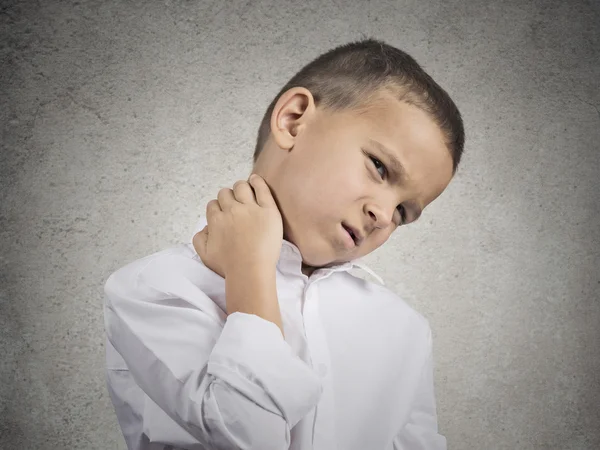 Niño con dolor de cuello — Foto de Stock