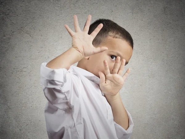 Kind jongen op zoek bang proberen te beschermen zichzelf — Stockfoto