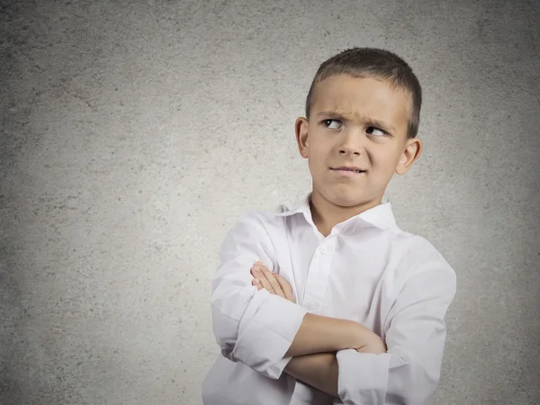 Niño sospechoso, cauteloso mirando con incredulidad — Foto de Stock