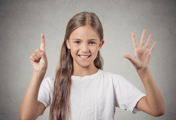 девочка-подросток показывает 6 пальцев
