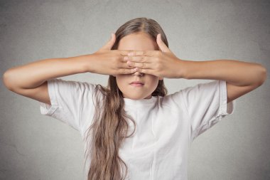 gözleri elle kapsayan genç kız göremiyorum