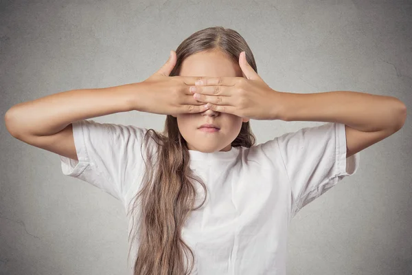 Adolescente chica cubriendo ojos con manos no puede ver — Foto de Stock