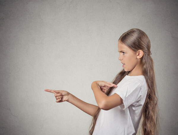 удивлённая девушка, спрашивающая тебя, имеет в виду меня? указывая пальцы
 