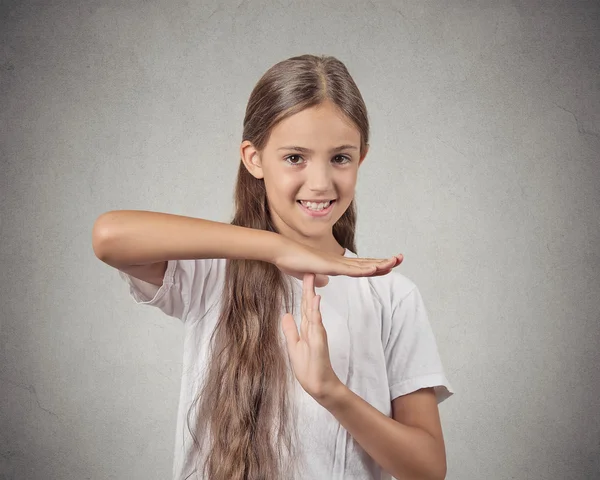 Lächelndes Teenager-Mädchen zeigt Auszeit-Geste — Stockfoto