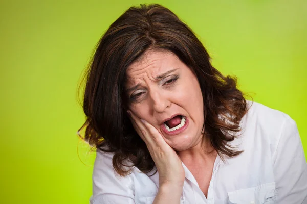 敏感な歯の痛みを持つ女性 — ストック写真