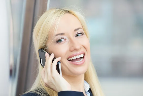 Glad vacker kvinna skratta, tala i mobiltelefon — Stockfoto