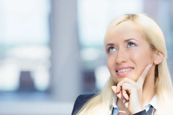 Happy woman looking upwards daydreaming — Stock Photo, Image