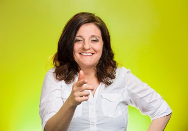 kadının biri, işaret parmağı gülümseyen gülüyor