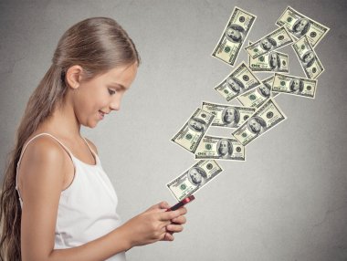 akıllı telefon ödeme gönderme tutan kız