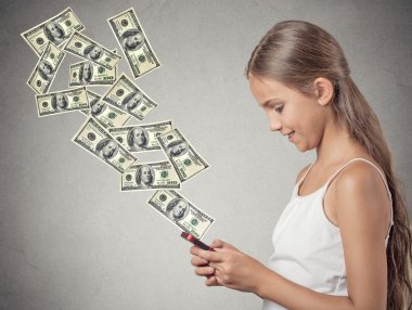 akıllı telefon ödeme gönderme tutan kız