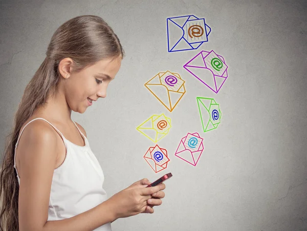 Dívka drží smartphone SMS, odesílání zpráv — Stock fotografie