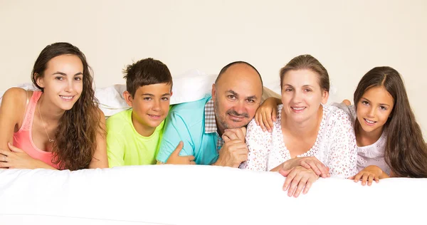 Familia feliz bajo manta — Foto de Stock