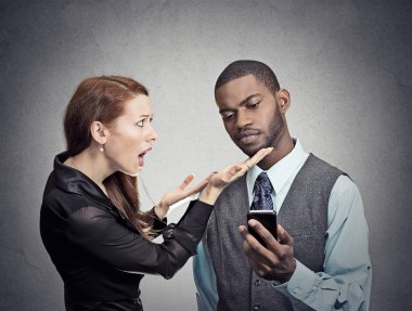 adam göz ardı kadın smartphone ile takıntılı 