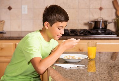 Mısır gevreği içki portakal suyu yemek kahvaltı için çocuk 