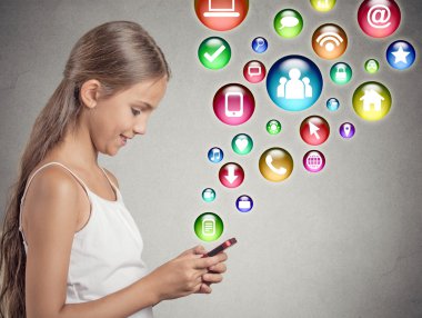 manifatura smartphone kullanan genç kız