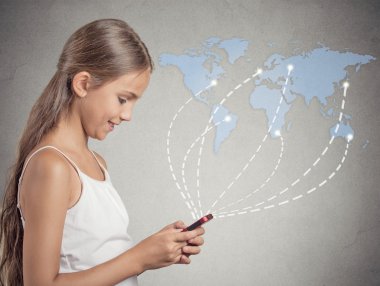 Dünya çapında Internet tarama smartphone tutan kız