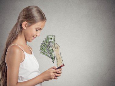 Online para kazanma smartphone üzerinde çalışan kız