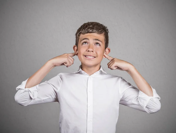 Uomo stressato che si copre le orecchie, alzando lo sguardo — Foto Stock