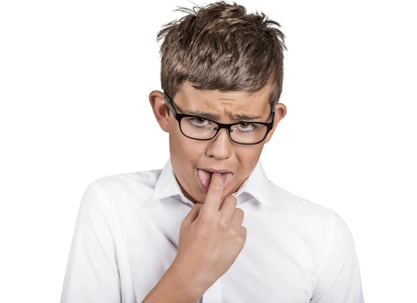 Irriterad pojke med fingret i munnen, äcklad — Stockfoto