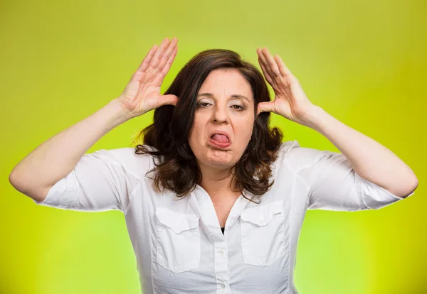 Abusón mujer sticking lengua fuera —  Fotos de Stock