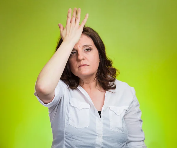 Frau mit Handfläche im Gesicht gestikuliert in einem düsteren Moment — Stockfoto