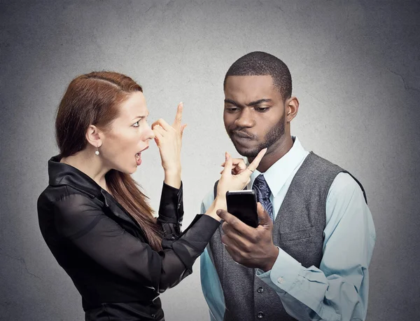 Man ignoring woman obsessed with smartphone — Stock Photo, Image