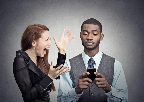 Uomo ignorando donna ossessionato con smartphone — Foto Stock