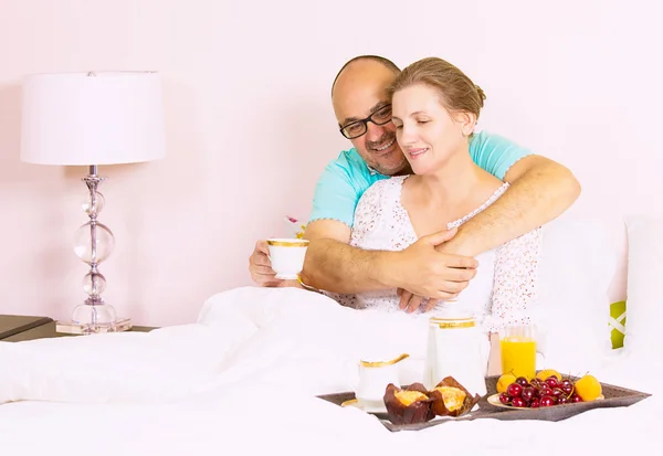 Casal tomando café da manhã na cama — Fotografia de Stock