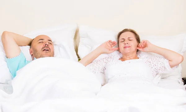 Snoring man, frustrated woman — Stock Photo, Image