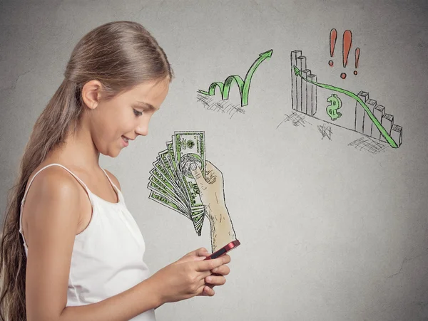 Mädchen arbeitet online am Smartphone und verdient damit Geld — Stockfoto