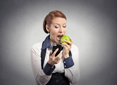 Akıllı telefon yeme Apple'da arayan kadın