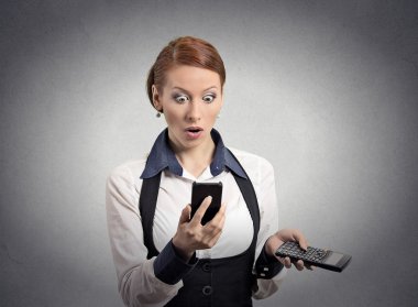 Şok kadın akıllı telefon tutarak Hesap makinesinde arıyor