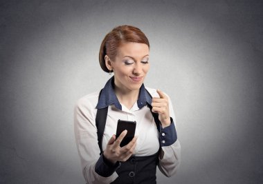 öfkeli kadın, akıllı telefon parmak ile işaret