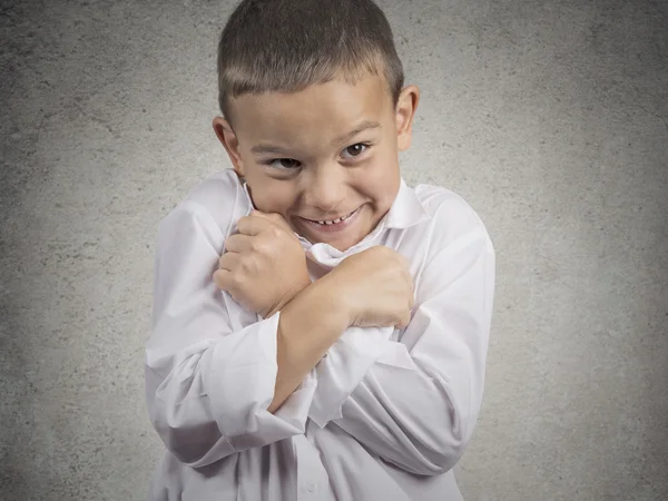 Tímido astuto niño — Foto de Stock