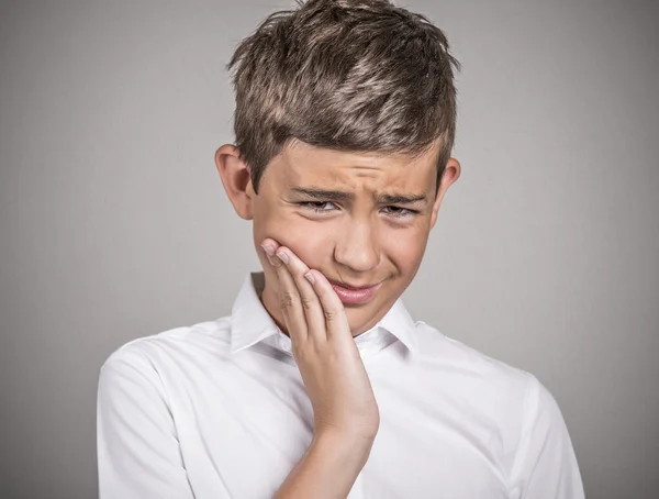 Junger Mann mit empfindlichen Zahnschmerzen — Stockfoto