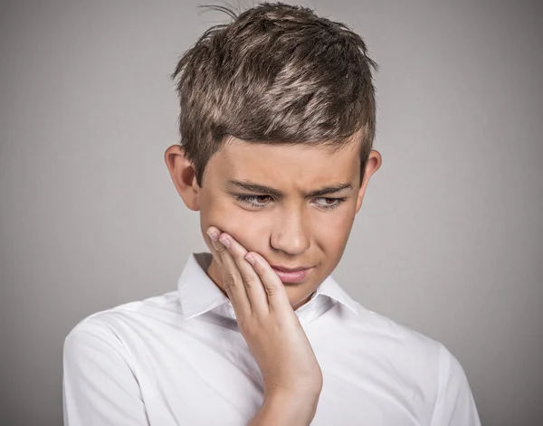 민감한 치아 통증 젊은이hassas diş ağrısı ile genç adam — Stok fotoğraf