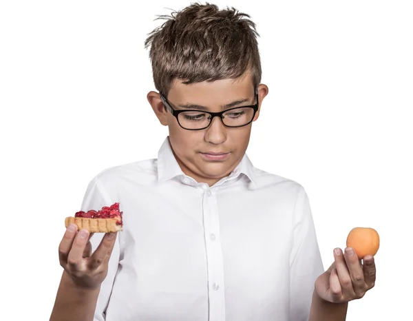 Joven con gafas decidiendo sobre la dieta — Foto de Stock