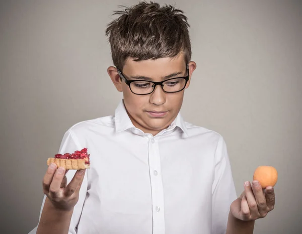 Jovem com óculos decidindo sobre dieta — Fotografia de Stock