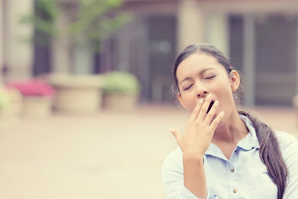 Soñolienta joven mujer de negocios bostezando —  Fotos de Stock