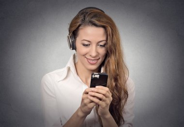 Akıllı telefon dinleme radyo sms okuma kulaklık kadınla