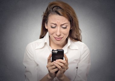 Hareket eden telefon arayan üzgün kadın