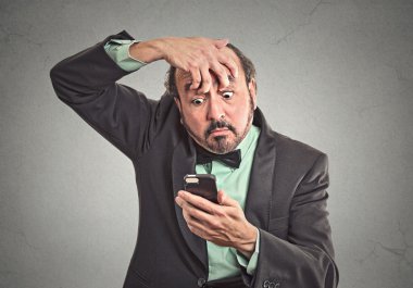 uykulu adam akıllı telefon tutarak uyanık kalmaya çalışan 