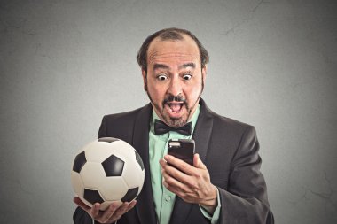 Adam akıllı telefon futbol oyun izlerken