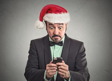 adam giyen santa claus şapka Smartphone vasıl bakarak şok 
