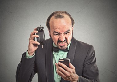 kızgın işadamı ile çalar saat smartphone vasıl arıyorsunuz