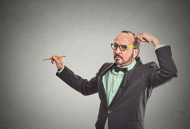 Karışık öğretmen başını tırmalamak