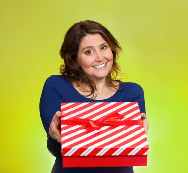 Noel hediye kutusu tutan kadın 
